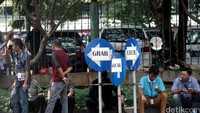 Para pengemudi menunggu giliran melakukan uji KIR.