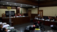 Dalam keterangannya, Antonia menilai gerak-gerik Jessica selama menunggu Mirna di kafe tidak lazim.
