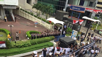 8. Akibat demo eks karyawan Bakrie Telecom ini, jalan arteri dari Jl Karet Karya II ke arah HR Rasuna Said yang menuju Menteng dialihkan sementara Foto: detikINET/Adi Fida Rahman