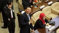 Ahok pun sempat melambaikan tangan ke kamera.