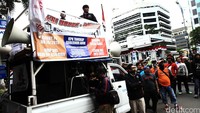 Sebelumnya massa dilarang berdemo di gedung ini, karena mengakibatkan kemacetan.
