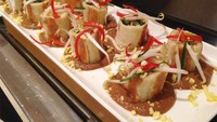 Spicy Gado-Gado Torti Roll, kreasi Chef Andi Setiawan dari The Mayflower Jakarta – Marriott Executive Apartments. Sajian fusion praktis ini memadukan resep rahasia nenek chef Andi yang sempat berjualan gado-gado.