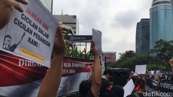  Selain menuntut pembayaran pesangon, mereka meminta bertemu Anindya Bakrie, Komisaris Utama BTel. Foto: detikINET/Adi Fida Rahman