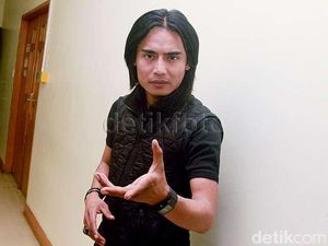 Charly Van Houten Gandeng Putra Maruf Amin Rilis Lagu Religi