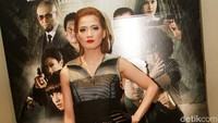 Chika tampil serba hitam dan lipstik merah menyala di bibirnya. Pool/Gus Mun/detikFoto.