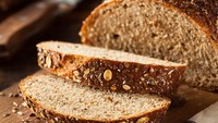 Kalau pilih sumber karbohidrat yang menyehatkan otak, roti whole grain atau yang dengan bijian utuh jadi jawaban tepat. Nutrisinya bisa menyeimbangkan gula darah dengan lembut dan mendukung ketahanan mental (Foto: iStock)