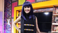 Pada kesempatan itu, Jupe kenakan busana hitam dengan sentuhan bordiran warna-warni serta heels ungu. Pool/Ismail/detikFoto.