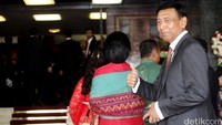 Menko Polhukam Wiranto berjalan sambil mengacungkan jepolnya.