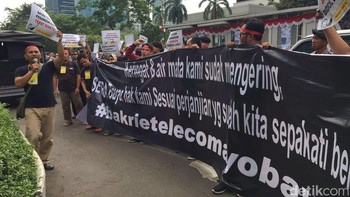 Mereka juga membawa beberapa poster bertuliskan Bayar Pesangon Kami Tepat Waktu, Keringat dan air mata kami sudah mengering, segera bayar hak kami sesuai perjanjian yang sudah kami sepakati bersama #Bakrietelecomayobayar. Foto: detikINET/Adi Fida Rahman