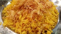 Nasi mejadra pelengkap ayam diberi taburan bawang bombay goreng tepung renyah. Menggunakan beras jenis basmati, bulirnya panjang dan teksturnya agak pera. Dari segi rasa, nasi ini cenderung hambar. Perlu dipadankan dengan lauk gurih.