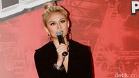 Penyanyi 30 tahun itu bergaya dengan busana serba hitam. Pool/Gus Mun/detikFoto.