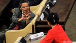 Anggota Dewan Berselfie Ria Sebelum Sidang Tahunan