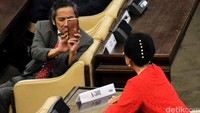 Beberapa di antara mereka ada yang meminta anggota dewan lainnya untuk mengabadikan dirinya di ruang rapat paripurna. Pool/M Iqbal/detikFoto.