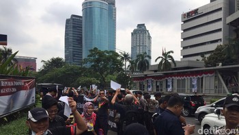 Mereka menuntut pihak BTel mematuhi kesepakatan dengan mantan karyawan yang sudah diteken pada Desember 2015, terkait pesangon usai dirumahkan. Foto: detikINET/Adi Fida Rahman
