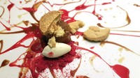 Chef YBL menaruh beberapa saus berry dan caramel dengan sentuhan artistik. Dipadukan dengan es krim dan tartin yang manis lembut.