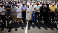 Para warga melakukan salat jenazah untuk kedua korban. Eduardo Munoz/Reuters