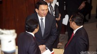 Jelang kedatangan Jokowi, para pejabat sudah mulai tampak di dalam ruangan. Mulai dari pimpinan lembaga tinggi negara, para menteri serta para anggota dewan.