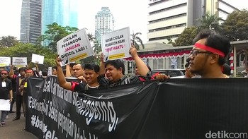 Untuk mengamankan unjuk rasa, petugas mengerahkan 118 personel satuan Sabhara yang tergabung dari Polda Metro Jaya, Polres Jakarta Selatan, Polsek Setia Budi. Foto: Yulida Medistiara