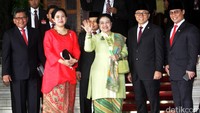 Presiden ke-5 RI yang juga Ketua Umum PDIP Megawati Soekarnoputri tiba di gedung MPR. Mega yang didampingi Puan Maharani, Hasto Kristiyanto, dan Ahmad Basarah disambut oleh Ketua MPR Zulkifli Hasan.