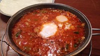 Turkish Menemen terbuat dari bahan telur setengah matang, tomat dan paprika. Kuah kemerahan beraroma rempah seperti oregano dan tomat cukup kuat. Pendampingnya berupa roti pita yang agak basah dan lembut. Rasanya cenderung manis.