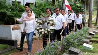 Sejumlah orang yang berziarah ke makam pahlawan Fatmawati Sukarno, Jakarta, Selasa (16/8/2016).