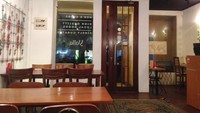 Di kawasan Kemang, ada restoran Yalla yang menyajikan makanan street food Timur Tengah. Terasa nyaman, bagian dalam interiornya ditata gaya minimalis. Dinding restoran diberi hiasan bernuansa Mediterania. 