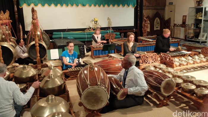 Antusiasnya warga Australia berlatih gamelan Jawa (Foto: Ikhwanul Khabibi/detikcom)