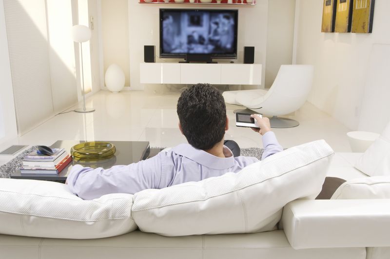 ilustrasi nonton TV ilustrasi nonton TV