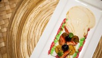 Chef I.B. Oka Yudha Pratama dari Courtyard by Marriott Bali Nusa Dua membuat Abug dengan Kelapa Bakar, Es Puter dan Caramelized Banana. Abug merupakan kue tradisional berbahan tepung beras ketan dari Karangasem, Bali. Tekstur abug yang cenderung kering jadi lebih nikmat saat disantap dengan variasi es puter.  