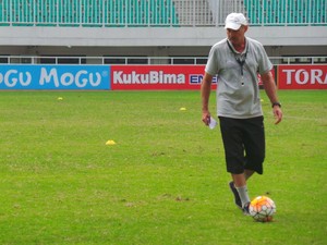 Riedl Akan Tes VO2 Max Pemainnya