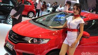 Seorang usher berpose dengan Honda Jazz di GIIAS 2016. Foto: Rangga Rahadiansyah