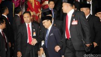 Para tamu undangan seperti Presiden ke-3 Indonesia BJ Habibie juga meninggalkan Gedung DPR/MPR.