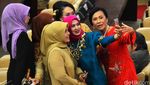 Anggota Dewan Berselfie Ria Sebelum Sidang Tahunan