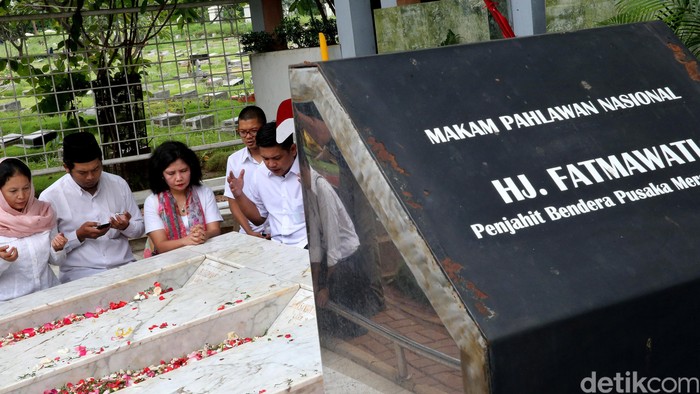 Sejumlah orang yang tergabung dalam Gerak Indonesia berziarah ke makam pahlawan Fatmawati Sukarno di TPU Karet Bivak, Jakarta, Selasa (16/8/2016). Fatmawati merupakan istri Sukarno yang menjahit bendera pusaka Merah-putih menjelang detik-detik prokal