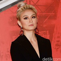 Belum lama tampil dengan rambut cokelat kemerahan, Agnez Mo ganti gaya lagi dengan rambut pirang yang dicepol tinggi. Foto: Gus Mun/detikHOT