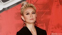 Agnez MO berambut pirang dengan sentuhan warna silver. Pool/Gus Mun/detikFoto.
