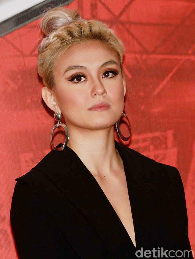 Belum lama tampil dengan rambut cokelat kemerahan, Agnez Mo ganti gaya lagi dengan rambut pirang yang dicepol tinggi. Foto: Gus Mun/detikHOT