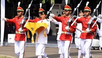 Paskibraka Nasional dibagi menjadi dua tim tugas yaitu pasukan yang melakukan tugas pagi sebagai pengibar bendera dan tugas sore sebagai pasukan penurunan bendera. Formasi khusus Paskibraka yaitu Kelompok 17 berposisi di paling depan sebagai pemandu/pengiring dengan dipimpin oleh Komandan Kelompok (Danpok). (Puspen TNI)