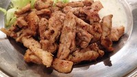 Israeli Grilled Chicken merupakan fillet paha ayam yang dimarinasi dalam bumbu rempah khas Israel. Aroma smoky bercampur rempah tercium dari ayam empuk juicy ini. Saus mastokhiar khas Iran yang manis segar dengan jejak creamy yogurt jadi cocolannya.  