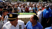 Ratusan orang berkumpul di New York City, Amerika Serikat (AS) untuk melayat imam masjid Maulama Akonjee dan rekannya Thara Uddin yang tewas ditembak. Eduardo Munoz/Reuters.