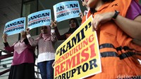 Peserta aksi lainnya membawa poster bertuliskan Jangan Merdekakan Koruptor.