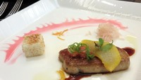 Duck/Liver/Seared/Apple/Brioche/Pomelo/Yuzu jadi menu pembuka. Foie Gras dengan tekstur lembut disiram dengan brown sauce yang dipadu dengan air jeruk lemon. Nyam!