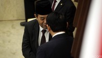 Pemandangan menarik terlihat pada deretan kursi Ketua Badan Pemeriksa Keuangan (BPK) Harry Azhar Azis. Secara tiba-tiba, Harry yang tengah duduk didatangi oleh Gubernur DKI Jakarta Basuki Tjahaja Purnama atau Ahok.