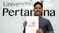Pebalap Ali Adrian menunjukan naskah kerjasama.