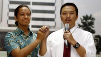 Menteri Pemuda dan Olahraga (Menpora) Imam Nahrawi, memberikan semangat dengan menyalami tos tangan kepada Gloria Natapradja Hamel, di Kantor Kemenpora, Jakarta, Selasa (16/08/2016).
