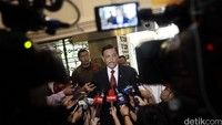 Luhut memberikan keterangan pers.