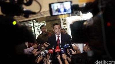 Luhut Sambangi Kantor ESDM