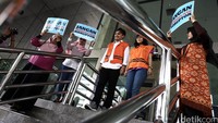 Aksi ini untuk menyindir isi draf revisi Peraturan Pemerintah (PP) nomor 99 tahun 2012 tentang Syarat dan Tata Cara Pelaksanaan Hak Warga Binaan Pemasyarakatan. Rencana revisi PP tersebut memang menuai kontroversi lantaran ada upaya agar narapidana kasus korupsi mudah mendapatkan remisi.