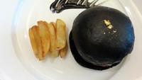 Black/Gold/Burger/Paris/Mushroom/Decadent/Sauce. Dua buah roti bun berwarna hitam di plating menarik dengan black sauce dan taburan gold leaf.