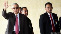 Mantan Wapres Try Sutrisno melambaikan tangan saat tiba di Gedung MPR.
